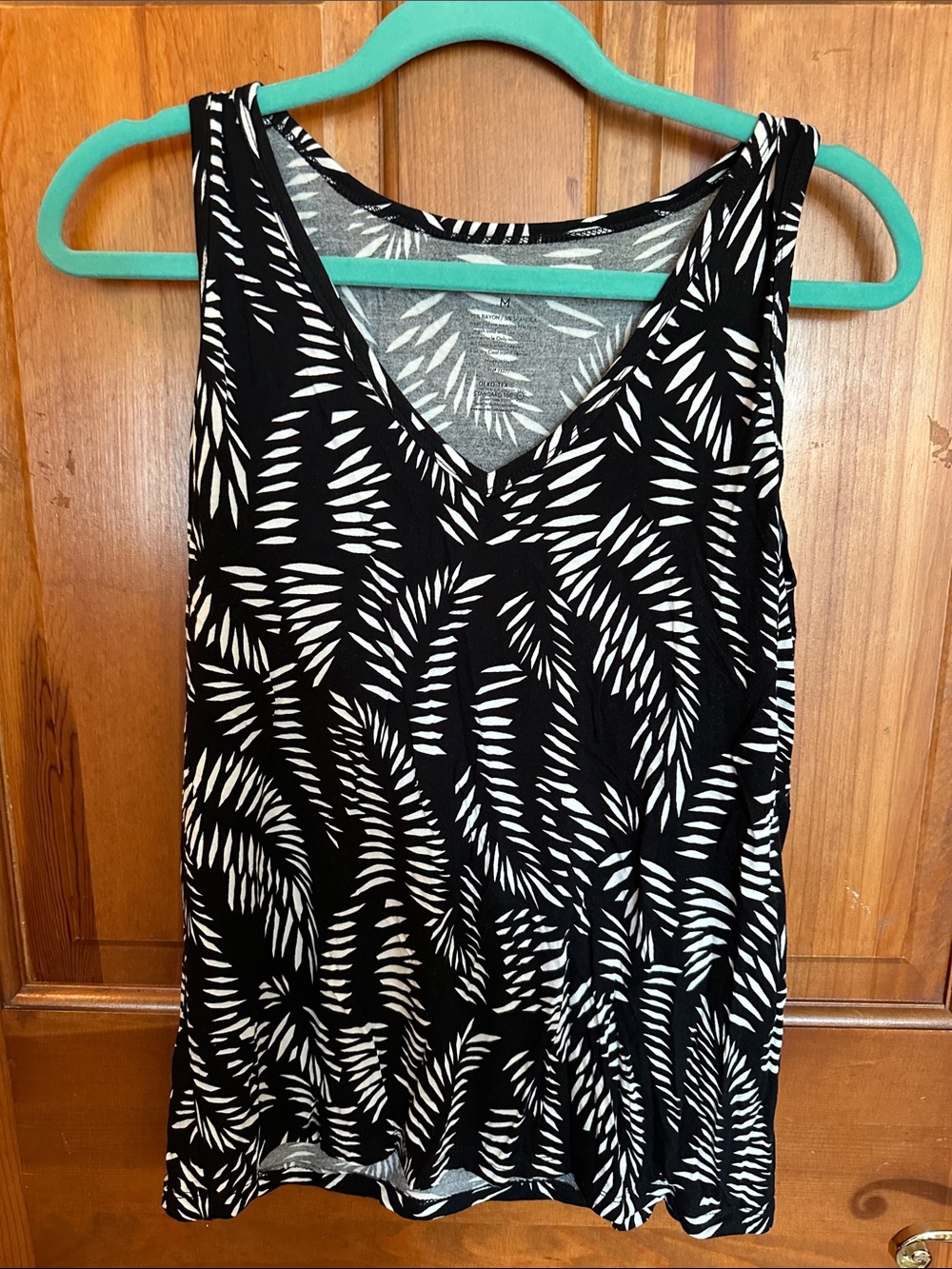 Nine West Black & White V-Neck Leaf-Print Tank Top